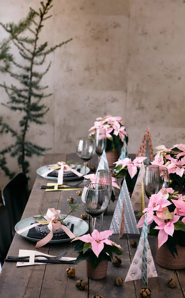 Ροζ αλεξανδρινά και απλές χειροτεχνίες απογειώνουν το γιορτινό τραπέζι με χαρούμενο και φυσικό τρόπο.