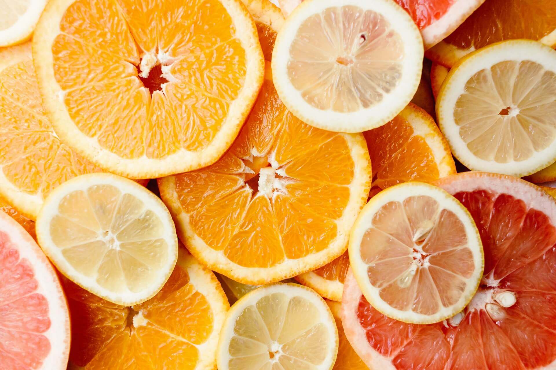 Πορτοκάλι, λεμόνι και μανταρίνι θωρακίζουν τον οργανισμό με τα συστατικά τους, αλλά κυρίως με τη βιταμίνη C που περιέχουν.