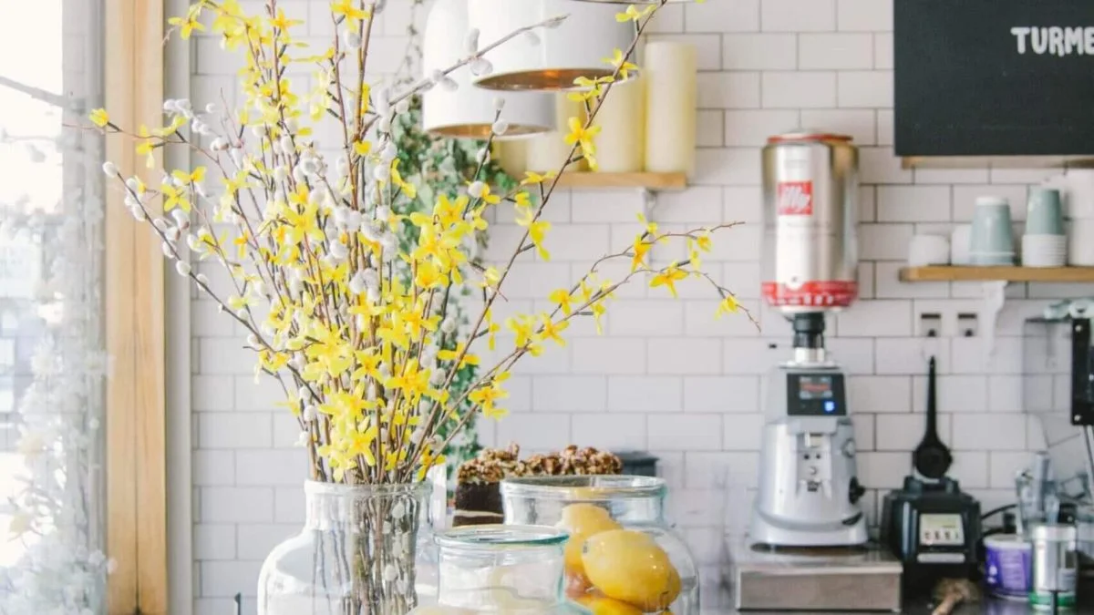Η ιδέα του μήνα: Κίτρινα λουλούδια και λεμόνια στα βάζα!