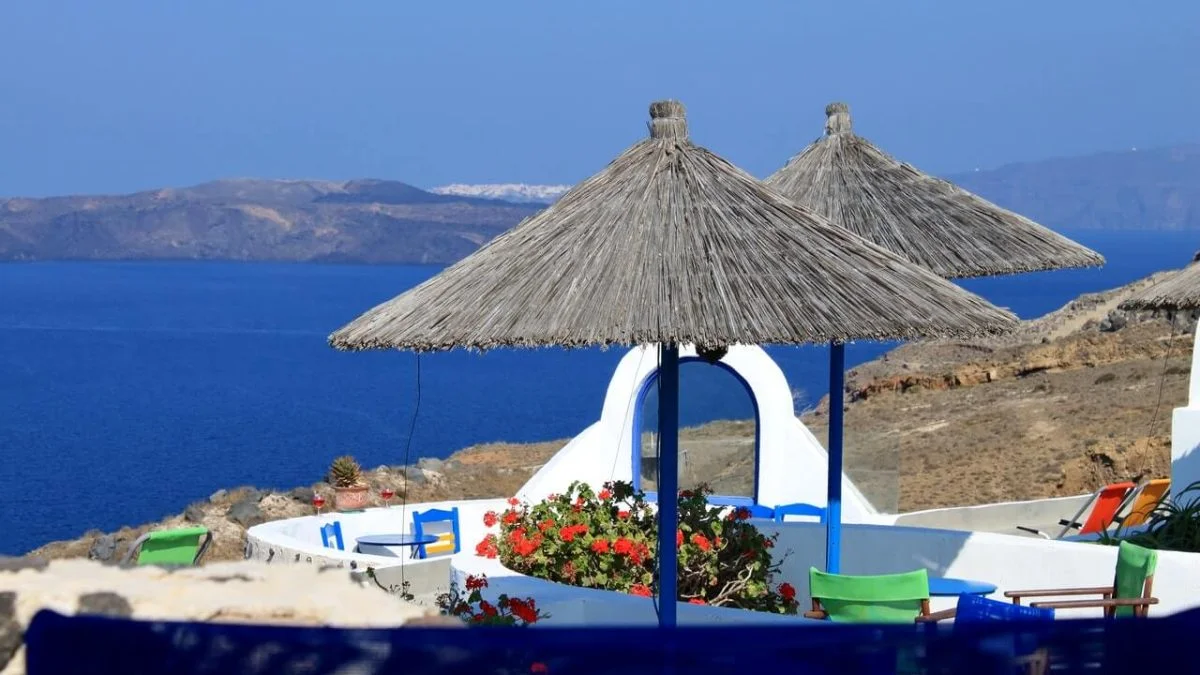 Γεράνια και βαμβακούλες: στα μπαλκόνια της Ελλάδας και στις γειτονιές του κόσμου!